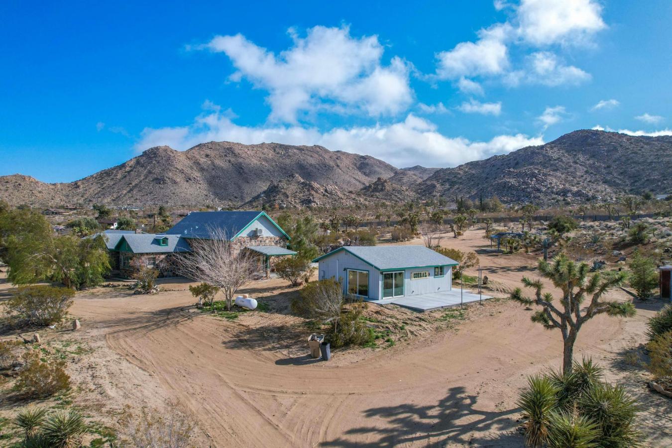 Joshua Tree, California, 92252, United States, 8 Bedrooms Bedrooms, ,6 BathroomsBathrooms,Residential,For Sale,1945103