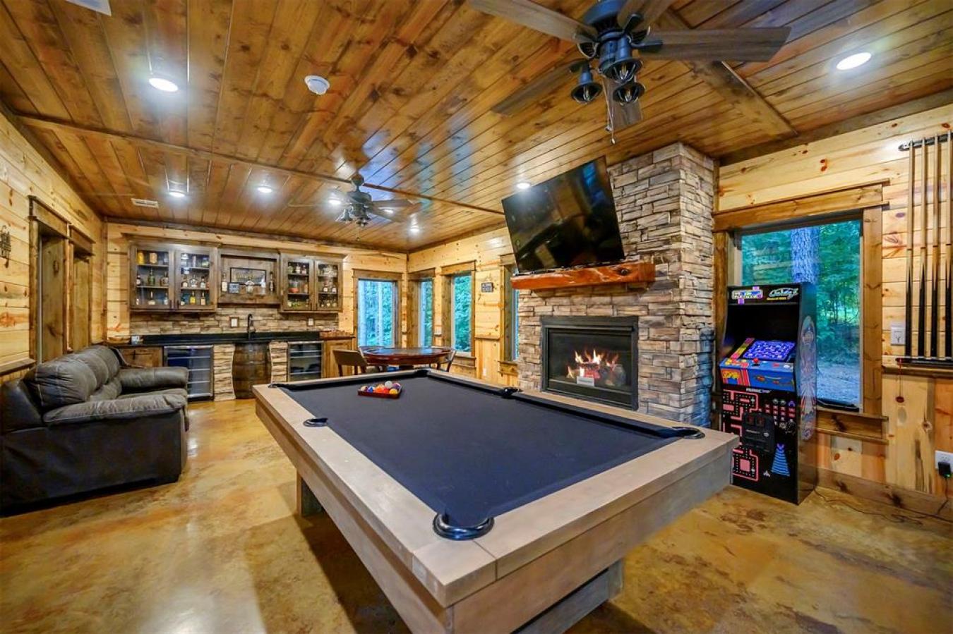 Broken Bow, McCurtain, 74728, United States, 5 Bedrooms Bedrooms, ,3 BathroomsBathrooms,Residential,For Sale,1945412