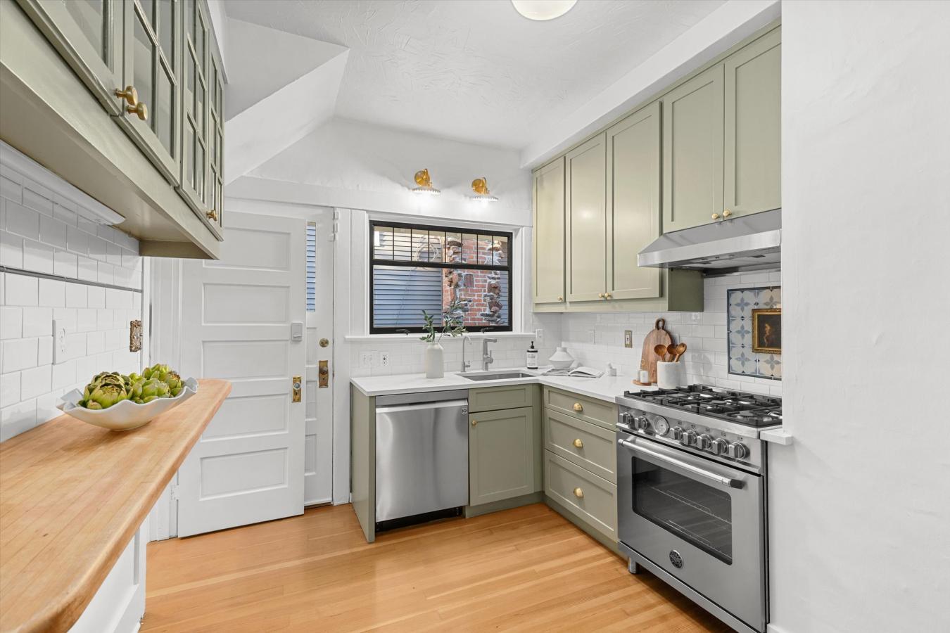 Seattle, King, 98109, United States, 4 Bedrooms Bedrooms, ,2 BathroomsBathrooms,Residential,For Sale,1945410