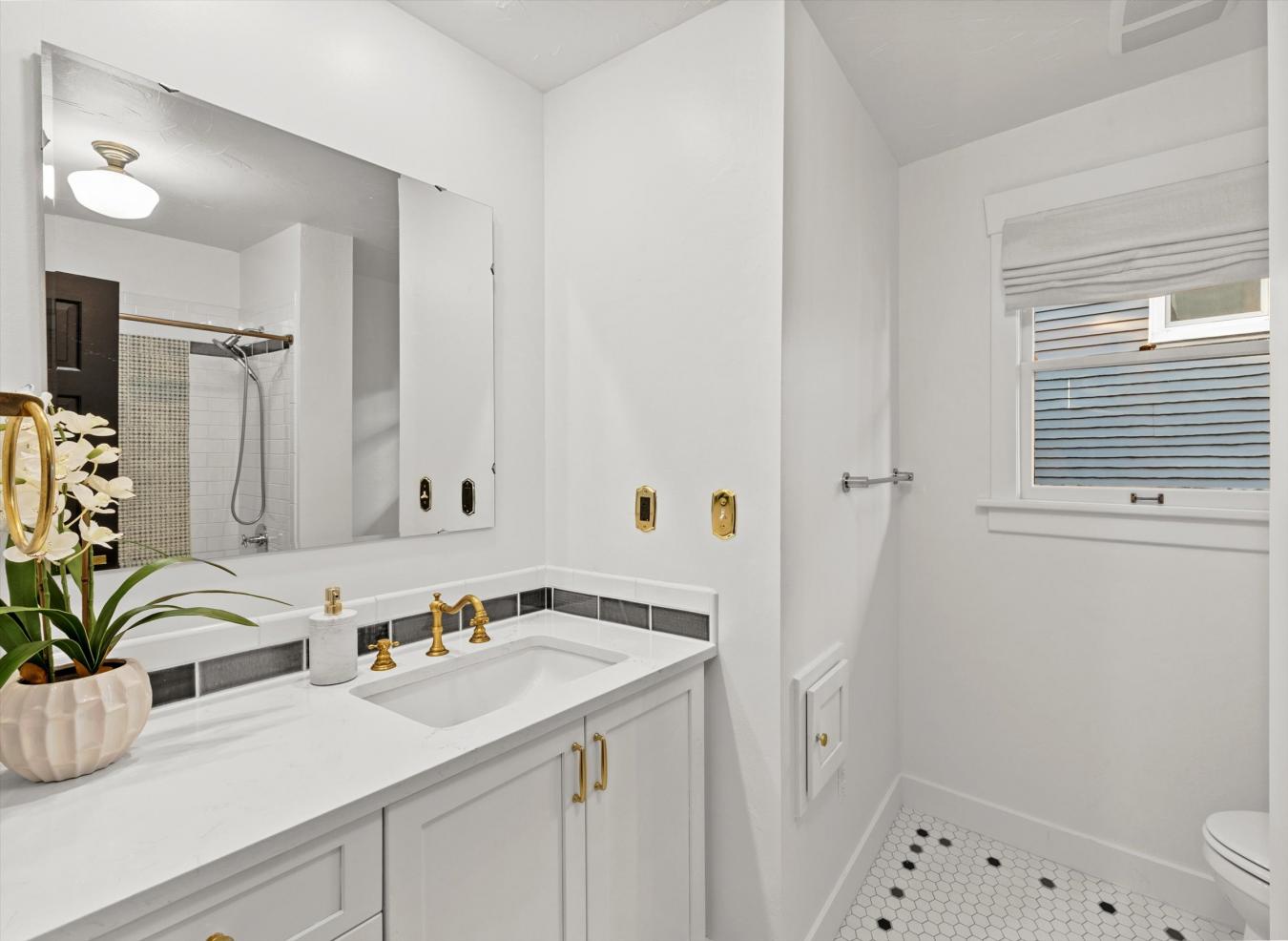 Seattle, King, 98109, United States, 4 Bedrooms Bedrooms, ,2 BathroomsBathrooms,Residential,For Sale,1945410