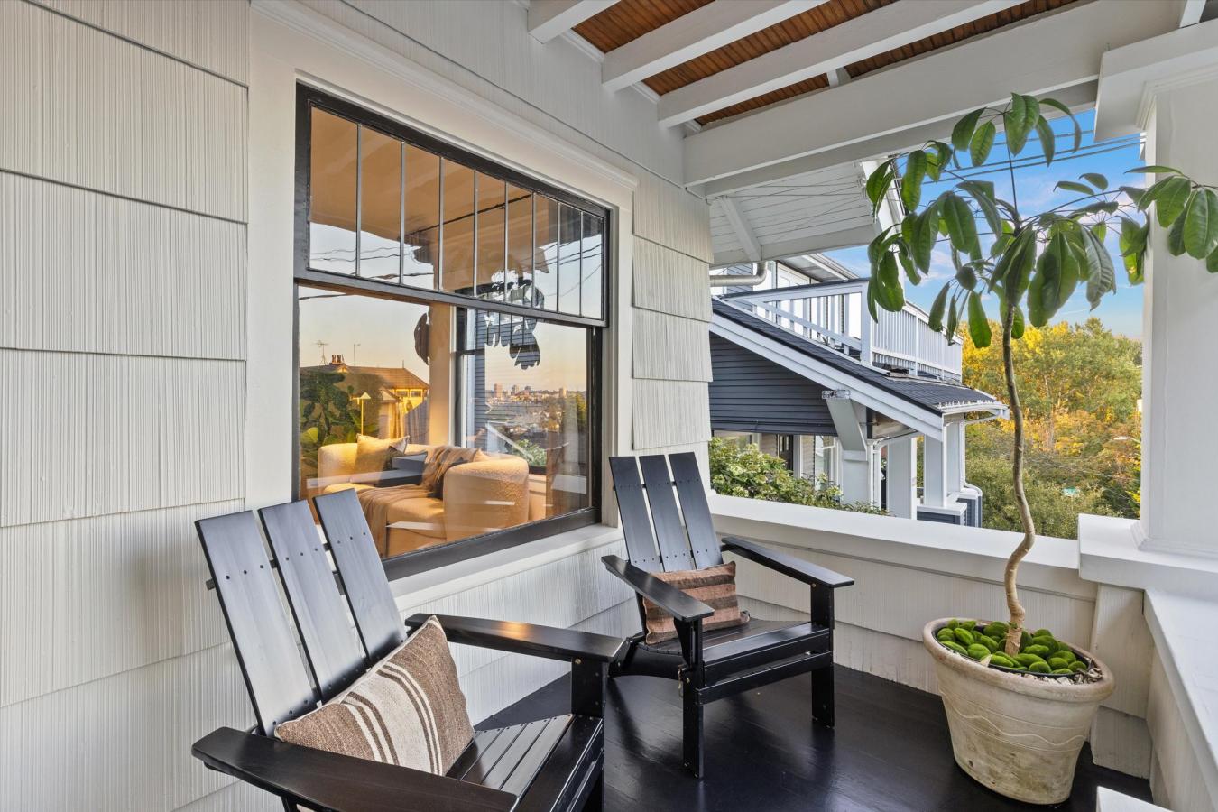 Seattle, King, 98109, United States, 4 Bedrooms Bedrooms, ,2 BathroomsBathrooms,Residential,For Sale,1945410