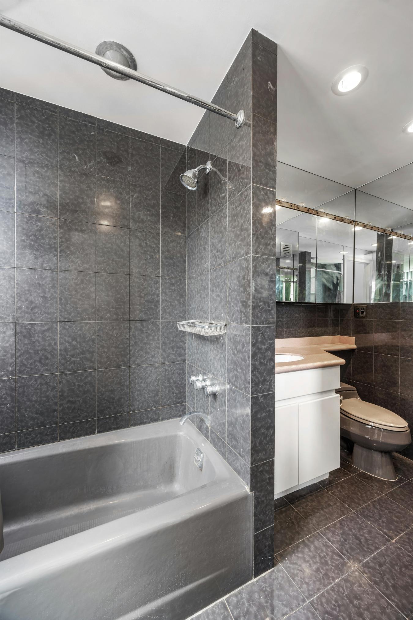 New York, New York, 10024, United States, 3 Bedrooms Bedrooms, ,2 BathroomsBathrooms,Residential,For Sale,1945703