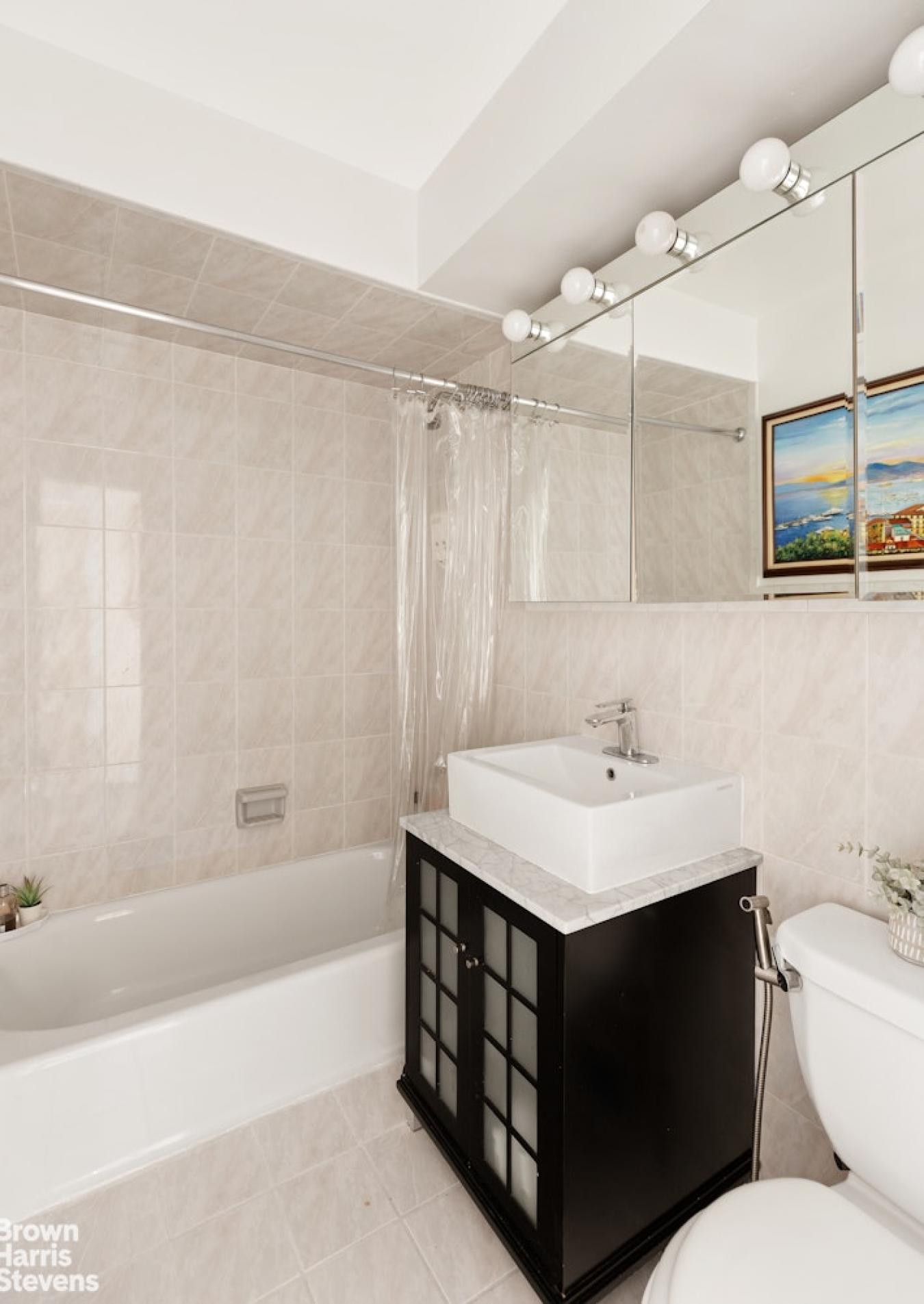 New York, New York, 10065, United States, 2 Bedrooms Bedrooms, ,2 BathroomsBathrooms,Residential,For Sale,1945696