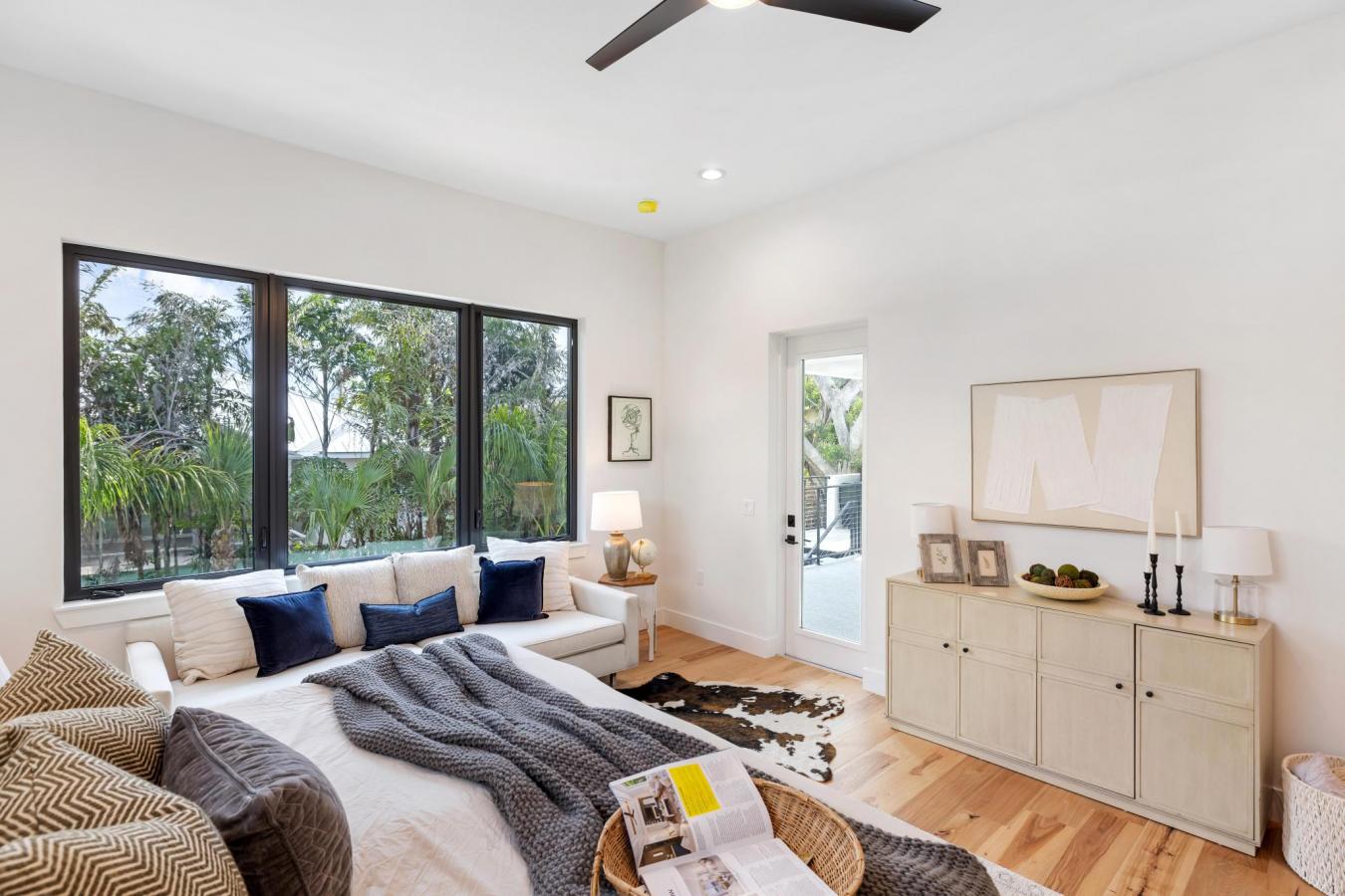 Sarasota, Sarasota, 34242, United States, 5 Bedrooms Bedrooms, ,4 BathroomsBathrooms,Residential,For Sale,1945383