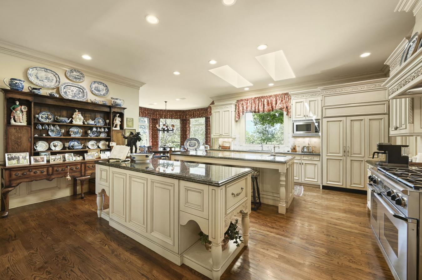 Colorado Springs, Colorado, 80904, United States, 7 Bedrooms Bedrooms, ,6 BathroomsBathrooms,Residential,For Sale,1945375