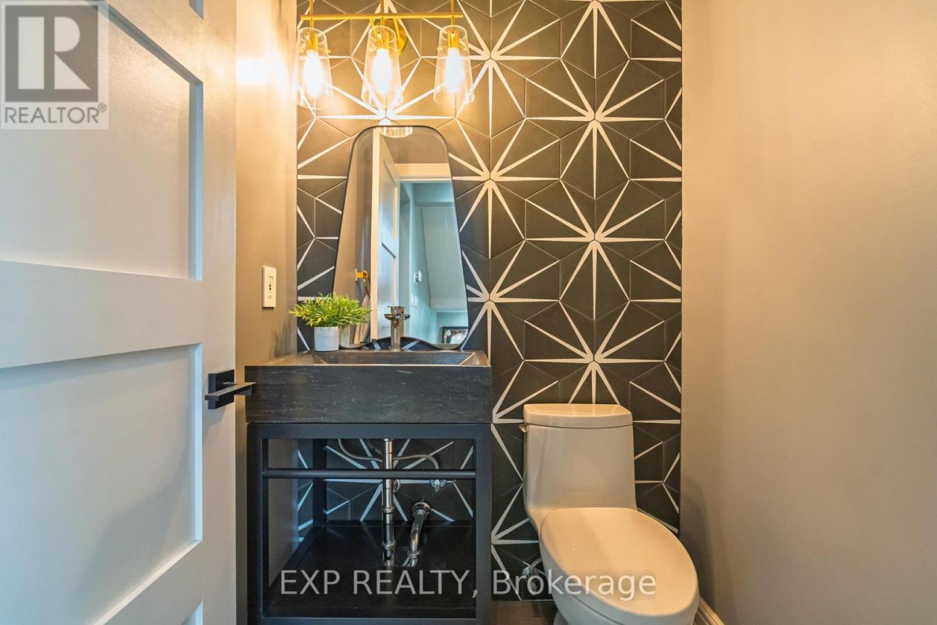 Ottawa, ON, K1V1H1, Canada, 3 Bedrooms Bedrooms, ,3 BathroomsBathrooms,Residential,For Sale,1946296