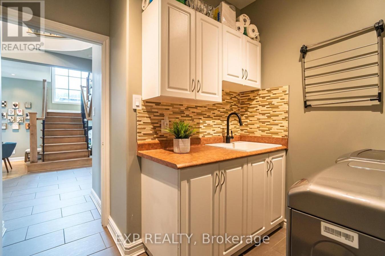 Ottawa, ON, K1V1H1, Canada, 3 Bedrooms Bedrooms, ,3 BathroomsBathrooms,Residential,For Sale,1946296