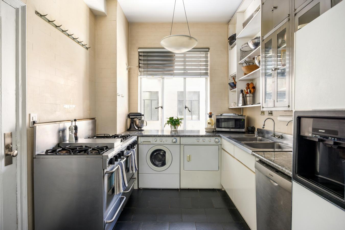 New York, New York, 10024, United States, 4 Bedrooms Bedrooms, ,3 BathroomsBathrooms,Residential,For Sale,1946283