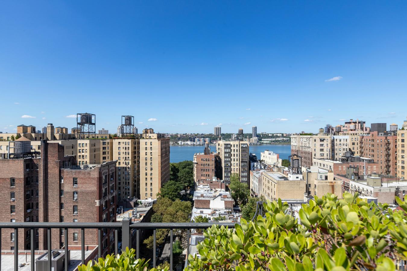 New York, New York, 10024, United States, 2 Bedrooms Bedrooms, ,2 BathroomsBathrooms,Residential,For Sale,1946274