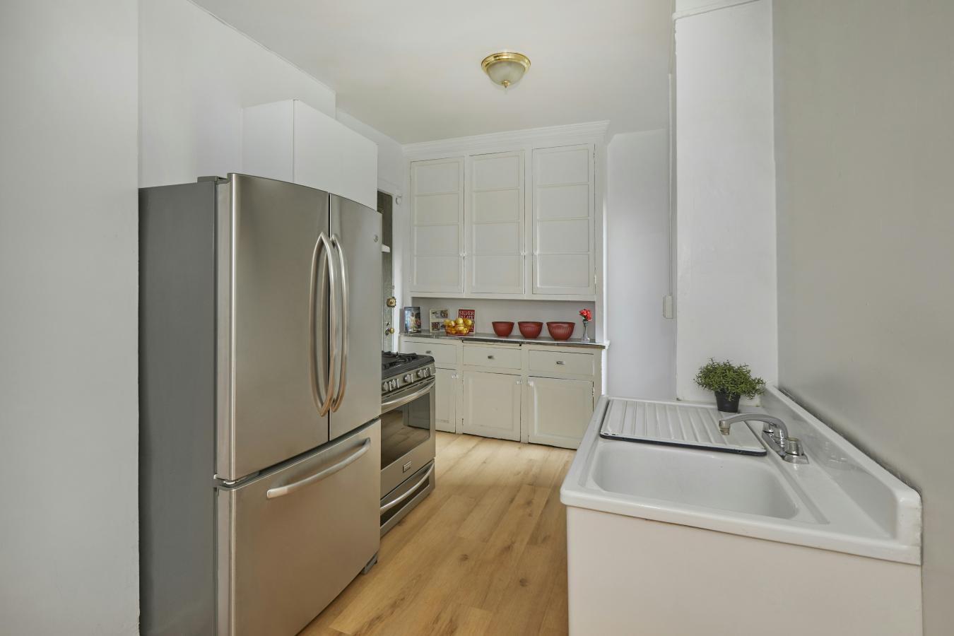 New York, New York, 10024, United States, 2 Bedrooms Bedrooms, ,2 BathroomsBathrooms,Residential,For Sale,1946274