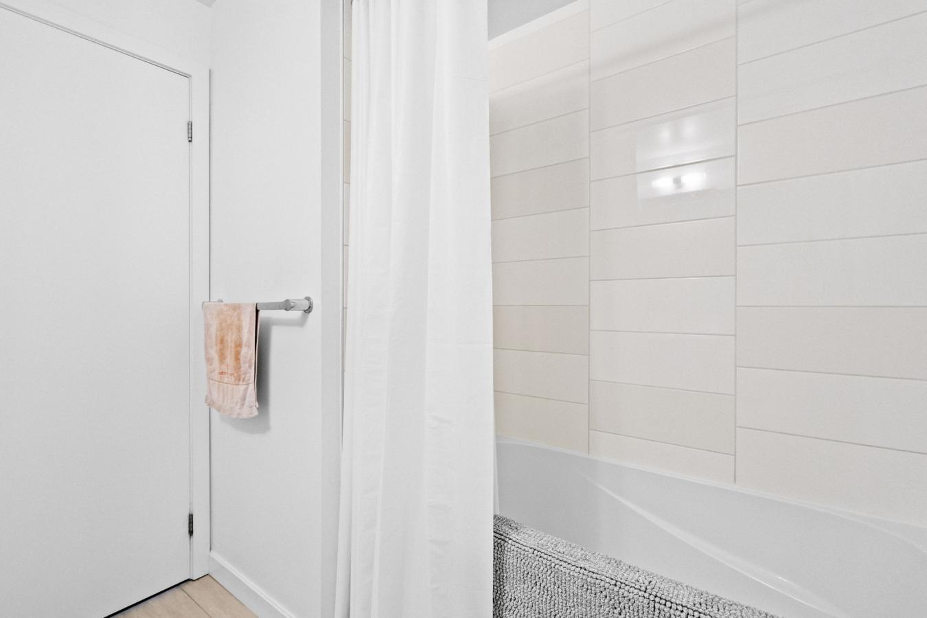 Toronto, ON, M2J0E3, Canada, 2 Bedrooms Bedrooms, ,2 BathroomsBathrooms,Residential,For Sale,1946487