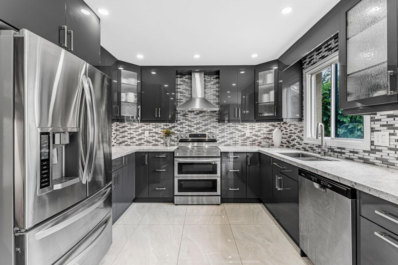 Oakville, ON, L6H 4Y8, Canada, 4 Bedrooms Bedrooms, ,3 BathroomsBathrooms,Residential,For Sale,1946477