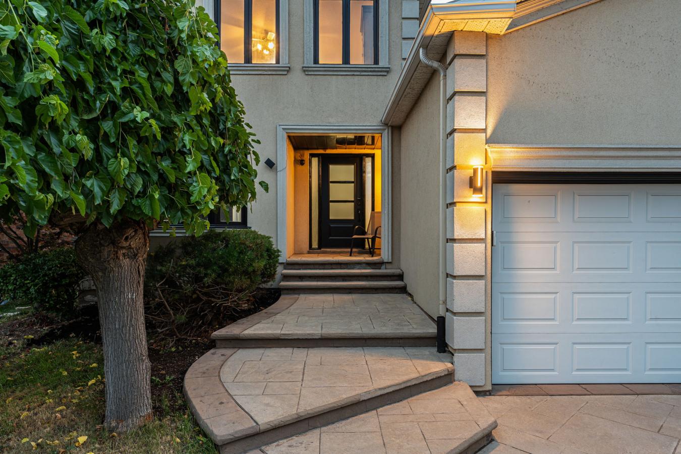 Oakville, ON, L6H 4Y8, Canada, 4 Bedrooms Bedrooms, ,3 BathroomsBathrooms,Residential,For Sale,1946477