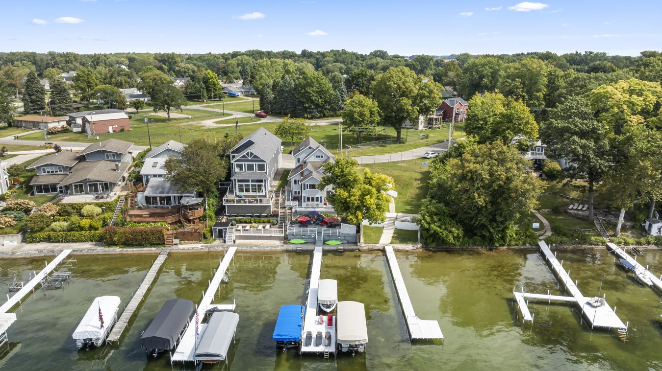 Syracuse, Indiana, 46567, United States, 5 Bedrooms Bedrooms, ,3 BathroomsBathrooms,Residential,For Sale,1951985