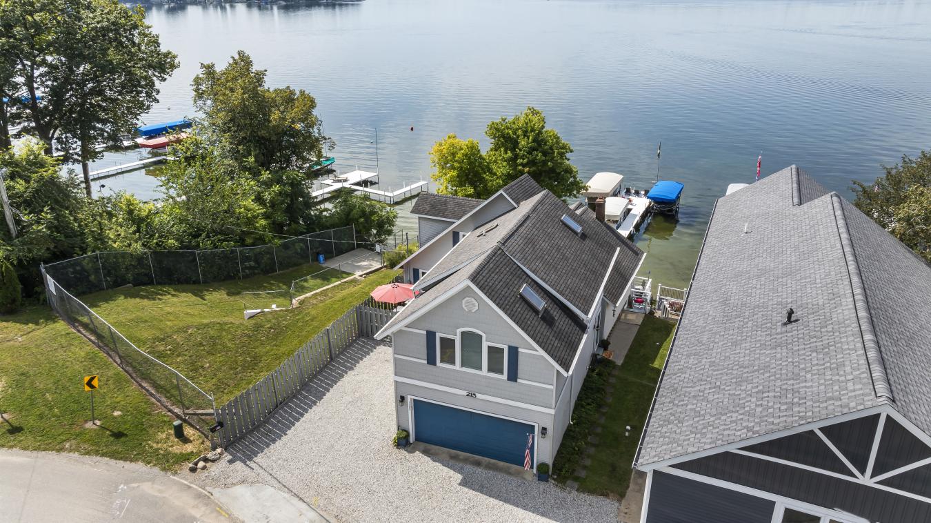 Syracuse, Indiana, 46567, United States, 5 Bedrooms Bedrooms, ,3 BathroomsBathrooms,Residential,For Sale,1951985