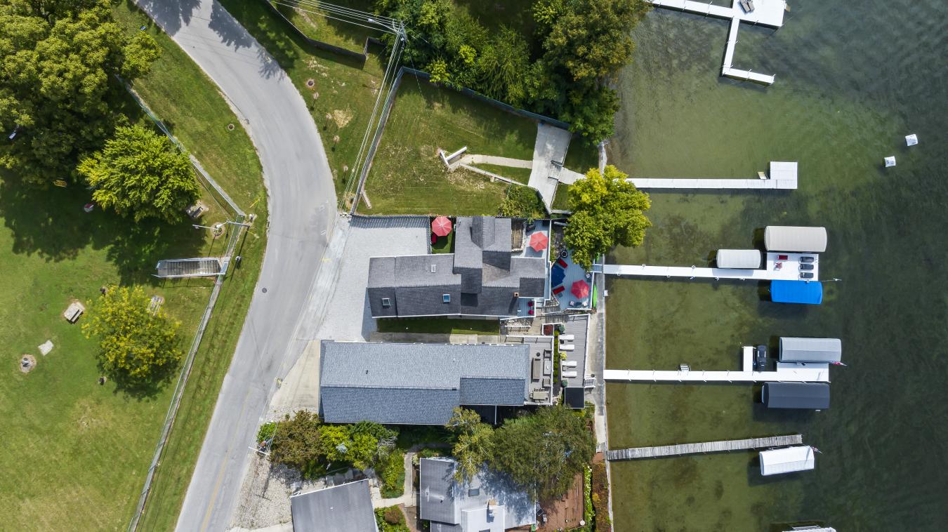 Syracuse, Indiana, 46567, United States, 5 Bedrooms Bedrooms, ,3 BathroomsBathrooms,Residential,For Sale,1951985