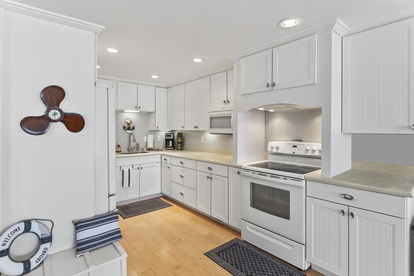 Syracuse, Indiana, 46567, United States, 5 Bedrooms Bedrooms, ,3 BathroomsBathrooms,Residential,For Sale,1951985