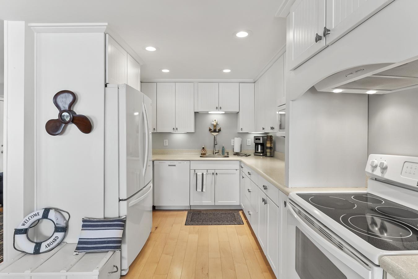 Syracuse, Indiana, 46567, United States, 5 Bedrooms Bedrooms, ,3 BathroomsBathrooms,Residential,For Sale,1951985