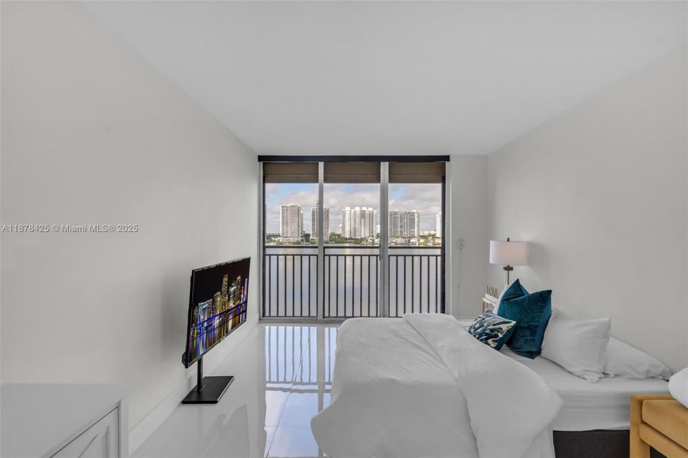 Sunny Isles Beach, Florida, 33160-2807, United States, 2 Bedrooms Bedrooms, ,2 BathroomsBathrooms,Residential,For Sale,1946815