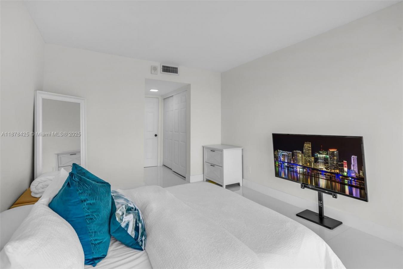 Sunny Isles Beach, Florida, 33160-2807, United States, 2 Bedrooms Bedrooms, ,2 BathroomsBathrooms,Residential,For Sale,1946815