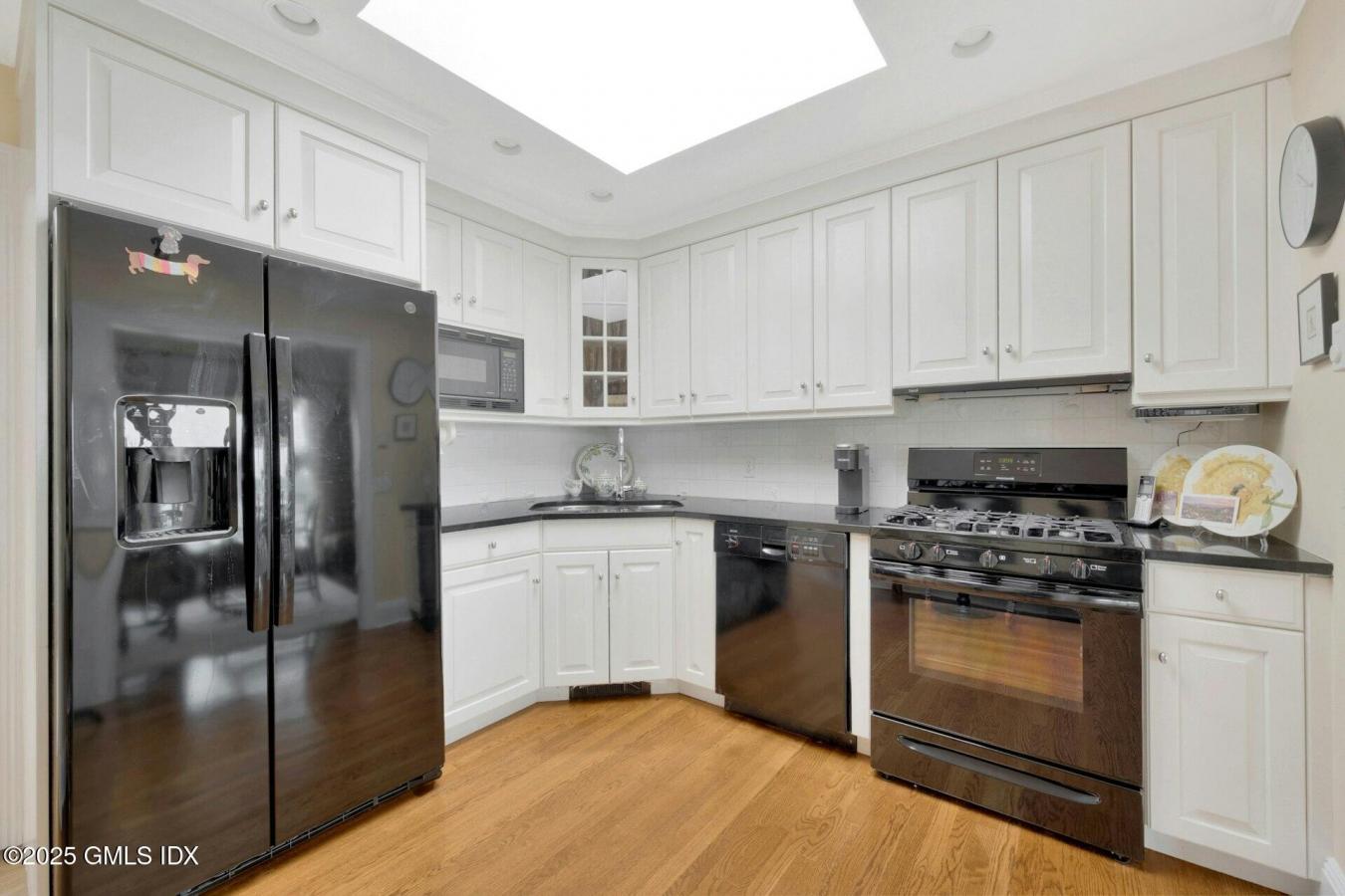 Greenwich, Connecticut, 06830, United States, 2 Bedrooms Bedrooms, ,3 BathroomsBathrooms,Residential,For Sale,1951963