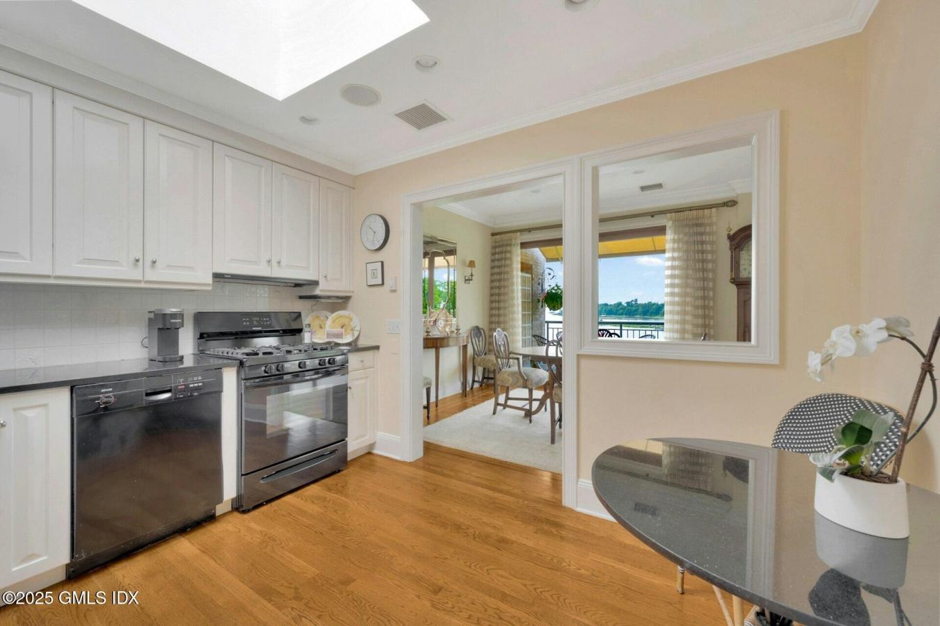 Greenwich, Connecticut, 06830, United States, 2 Bedrooms Bedrooms, ,3 BathroomsBathrooms,Residential,For Sale,1951963