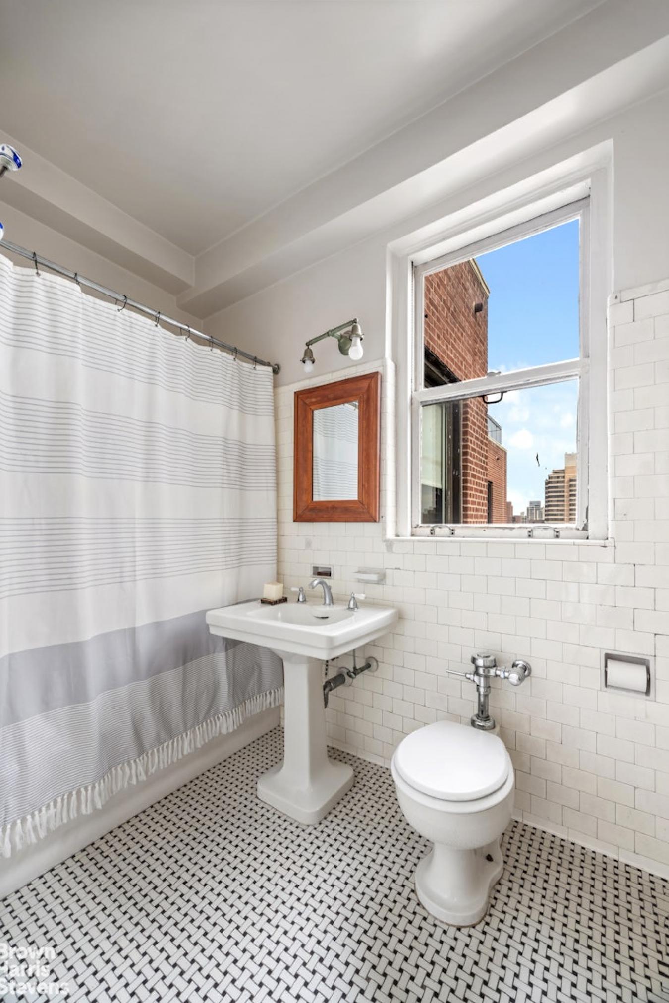 New York, New York, 10128, United States, 3 Bedrooms Bedrooms, ,2 BathroomsBathrooms,Residential,For Sale,1951957