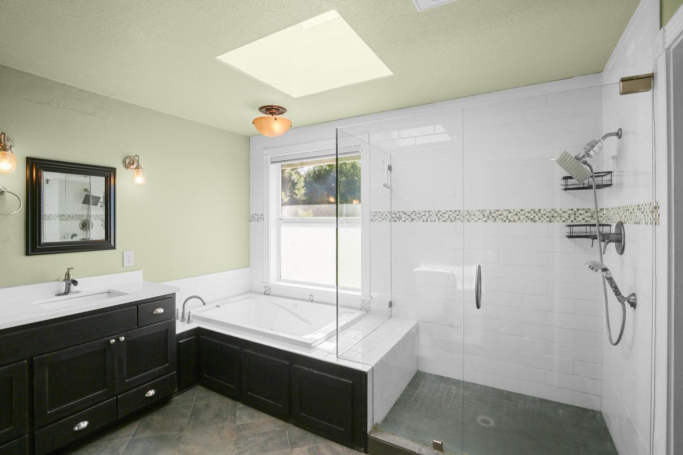 Medford, Jackson, 97504, United States, 4 Bedrooms Bedrooms, ,1 BathroomBathrooms,Residential,For Sale,1952214