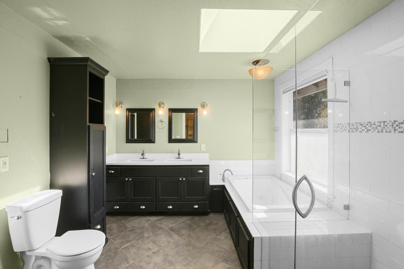 Medford, Jackson, 97504, United States, 4 Bedrooms Bedrooms, ,1 BathroomBathrooms,Residential,For Sale,1952214