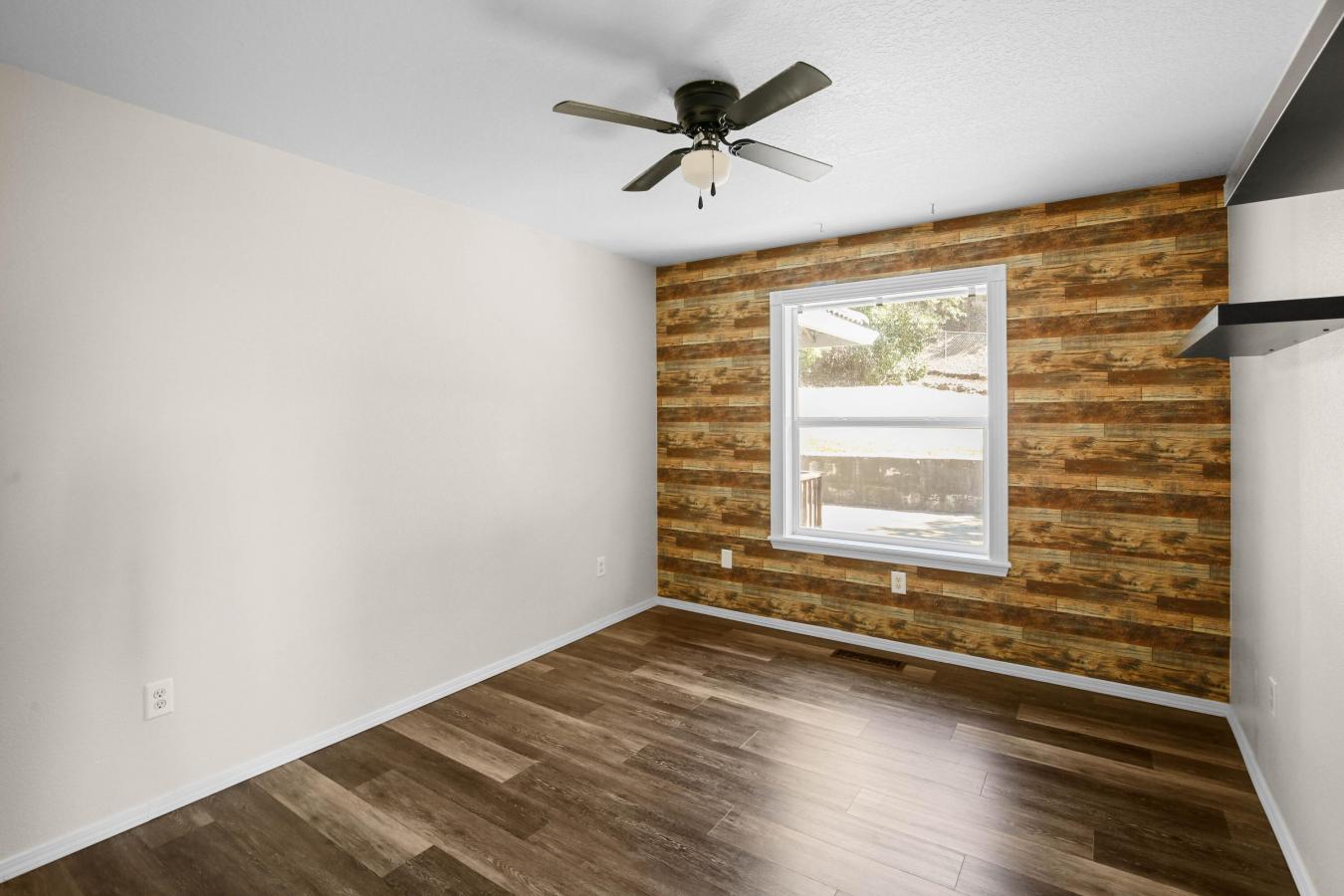 Medford, Jackson, 97504, United States, 4 Bedrooms Bedrooms, ,1 BathroomBathrooms,Residential,For Sale,1952214