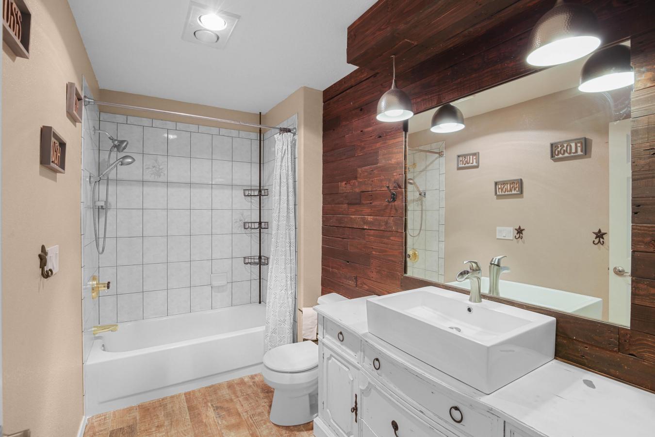 Medford, Jackson, 97504, United States, 4 Bedrooms Bedrooms, ,1 BathroomBathrooms,Residential,For Sale,1952214