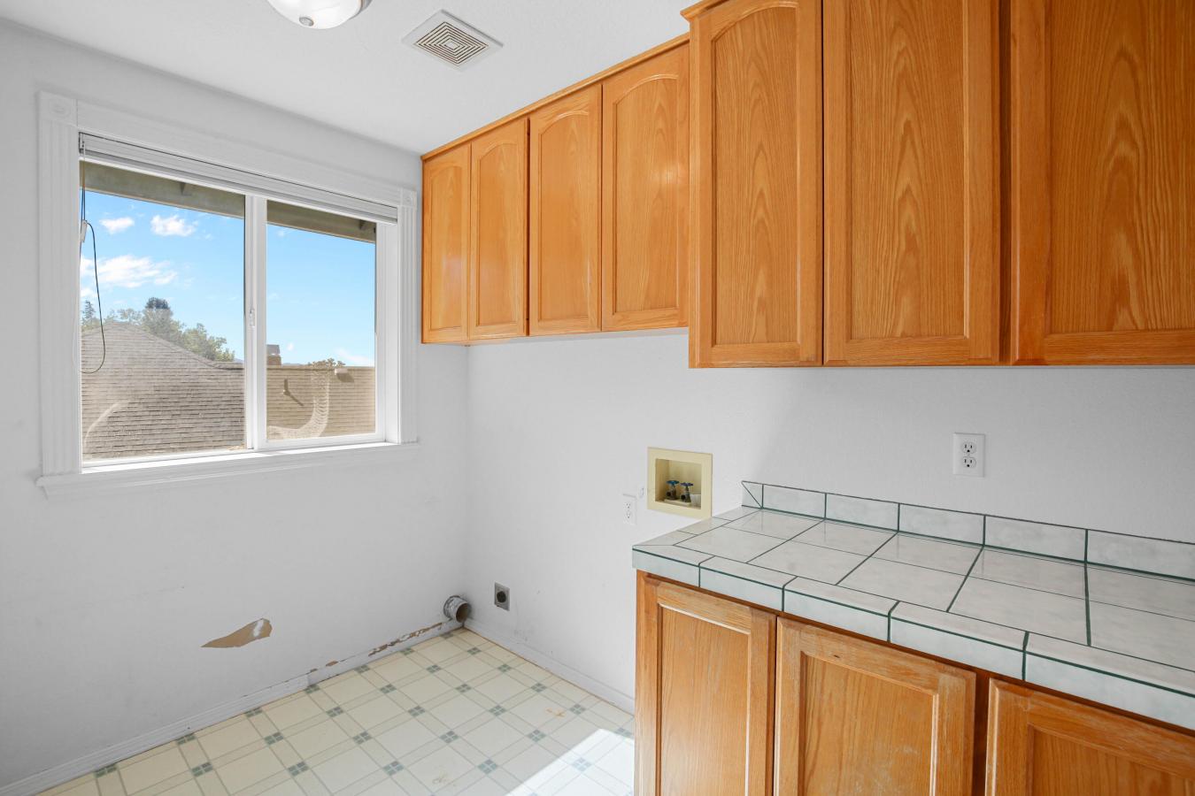 Medford, Jackson, 97504, United States, 4 Bedrooms Bedrooms, ,1 BathroomBathrooms,Residential,For Sale,1952214