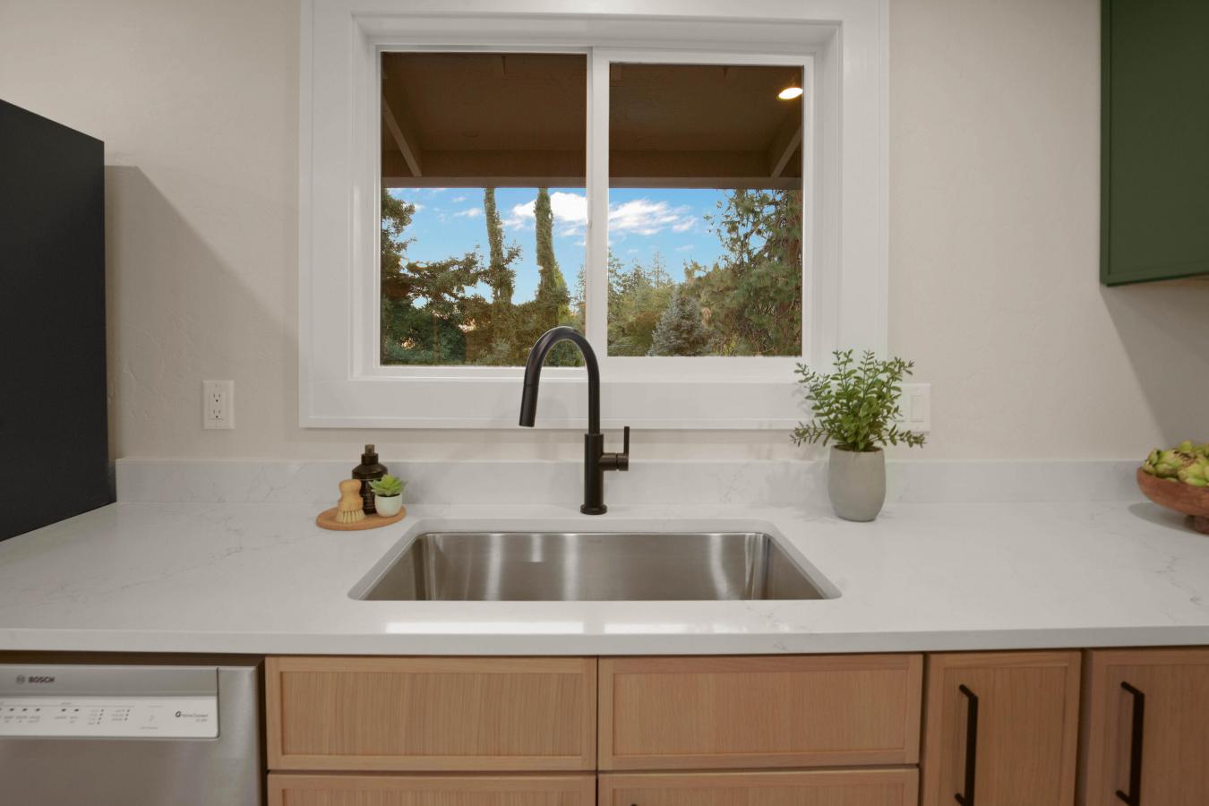 Ashland, Jackson, 97520, United States, 5 Bedrooms Bedrooms, ,3 BathroomsBathrooms,Residential,For Sale,1952212