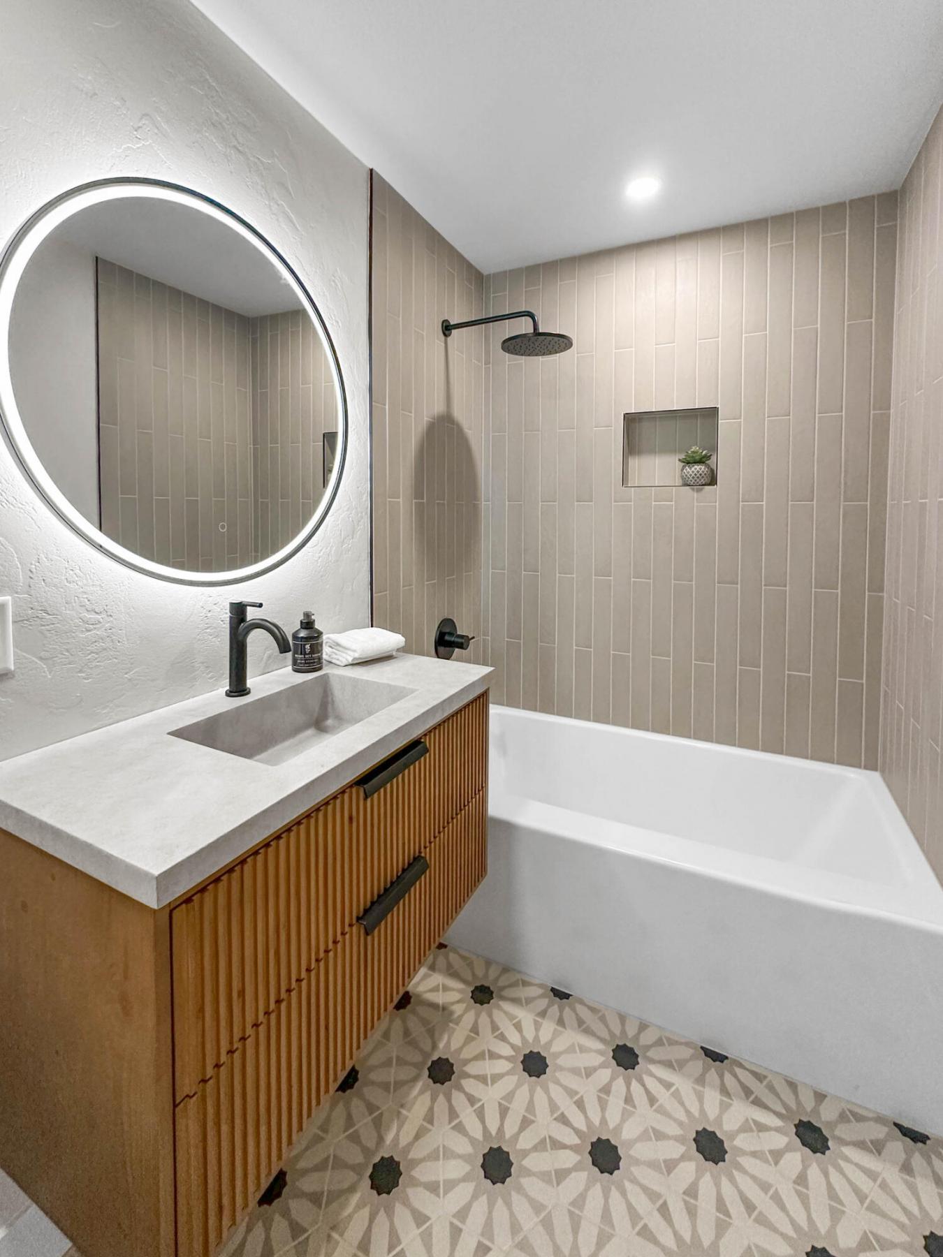 Ashland, Jackson, 97520, United States, 5 Bedrooms Bedrooms, ,3 BathroomsBathrooms,Residential,For Sale,1952212