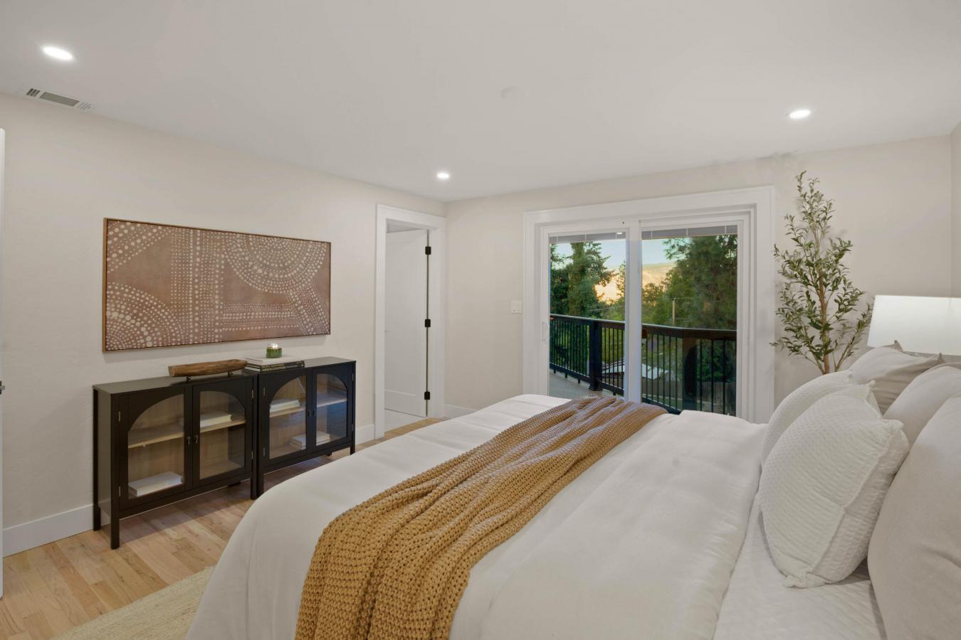 Ashland, Jackson, 97520, United States, 5 Bedrooms Bedrooms, ,3 BathroomsBathrooms,Residential,For Sale,1952212