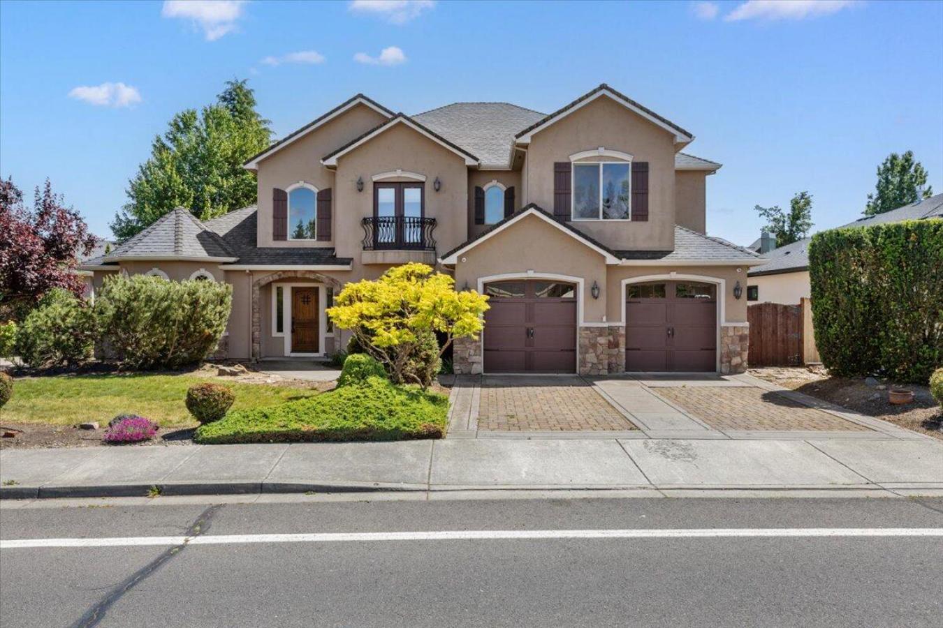 Eagle Point, Jackson, 97524, United States, 5 Bedrooms Bedrooms, ,3 BathroomsBathrooms,Residential,For Sale,1952208