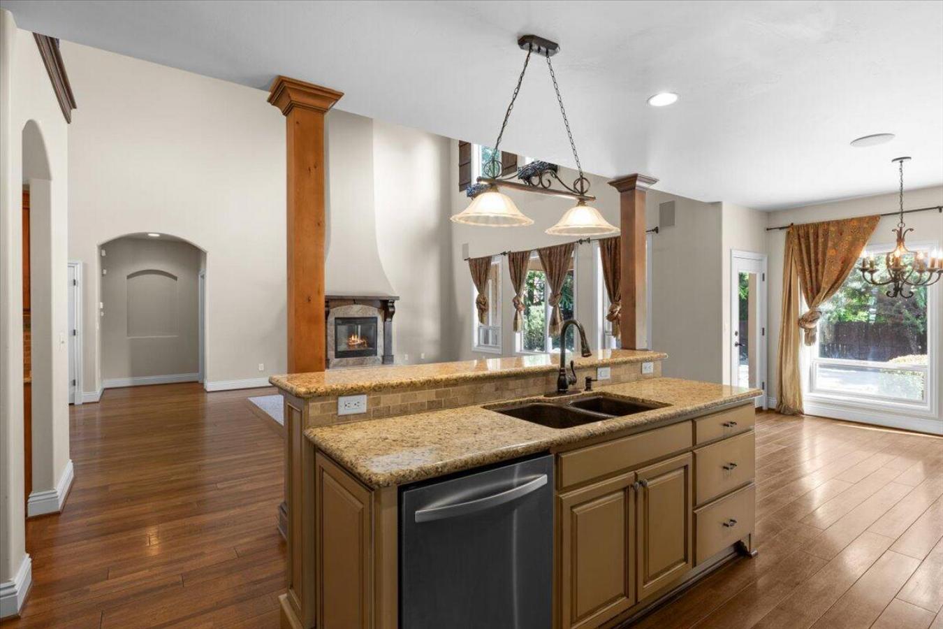 Eagle Point, Jackson, 97524, United States, 5 Bedrooms Bedrooms, ,3 BathroomsBathrooms,Residential,For Sale,1952208