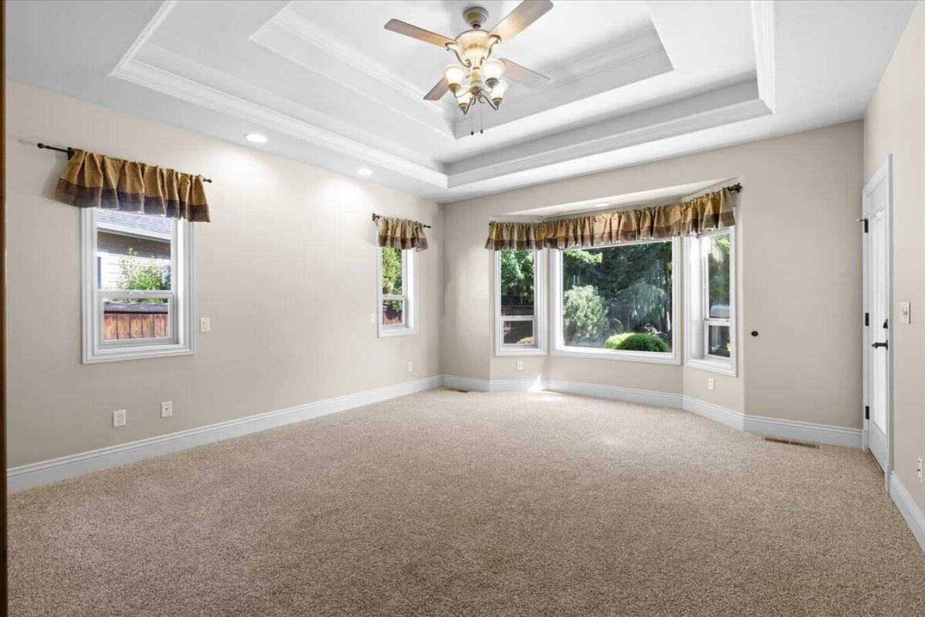 Eagle Point, Jackson, 97524, United States, 5 Bedrooms Bedrooms, ,3 BathroomsBathrooms,Residential,For Sale,1952208