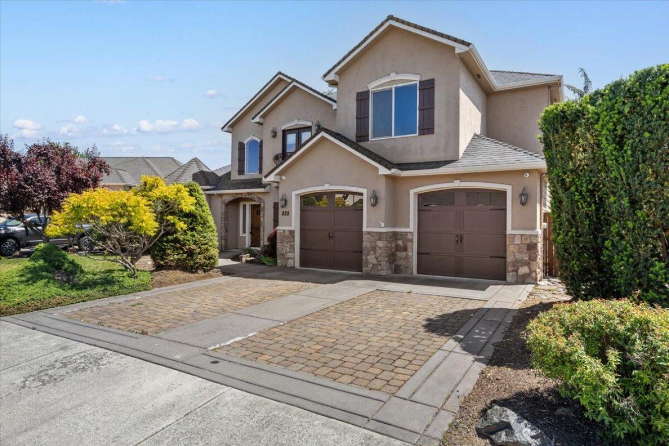 Eagle Point, Jackson, 97524, United States, 5 Bedrooms Bedrooms, ,3 BathroomsBathrooms,Residential,For Sale,1952208