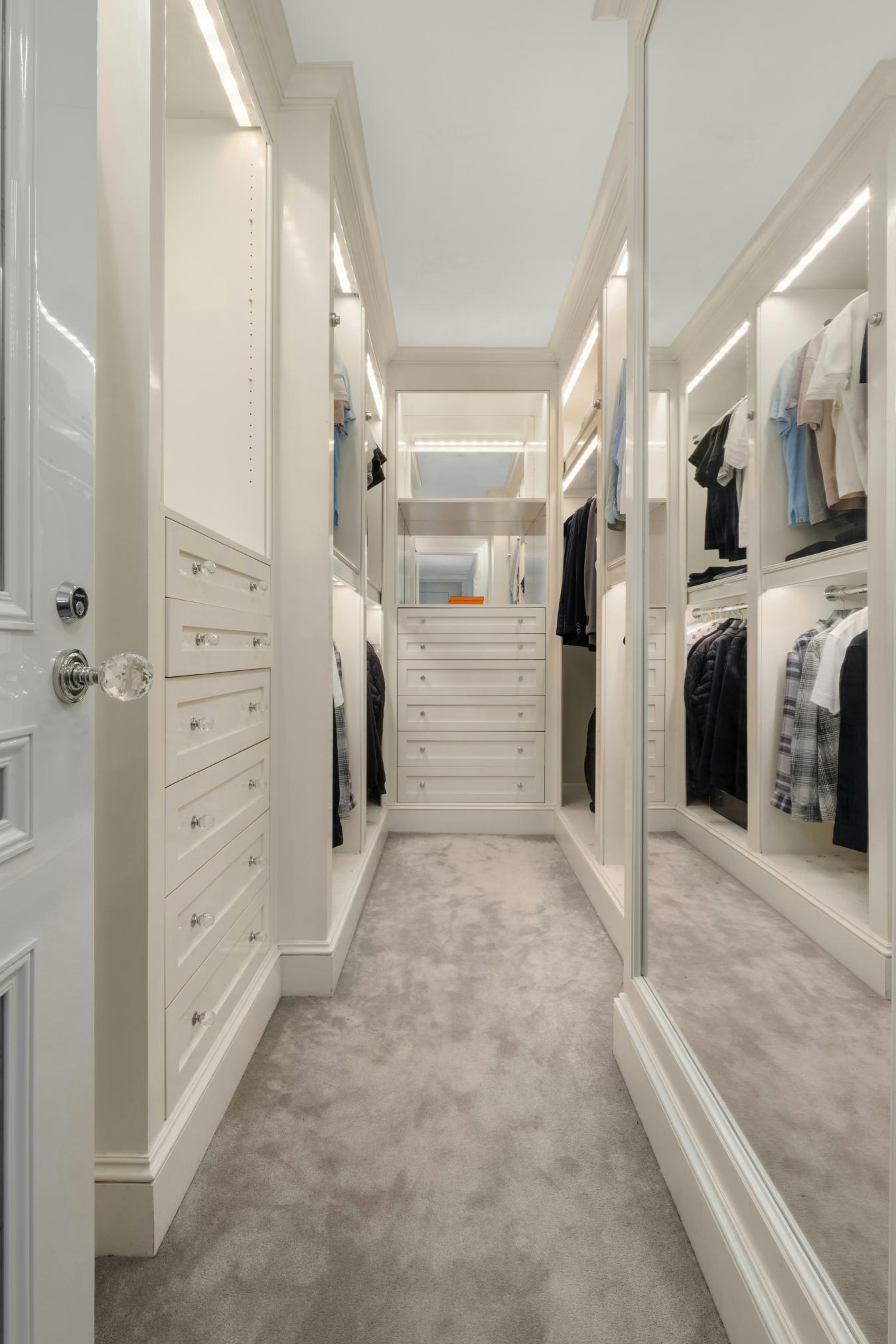 New York, New York, 10021, United States, 6 Bedrooms Bedrooms, ,5 BathroomsBathrooms,Residential,For Sale,1952367