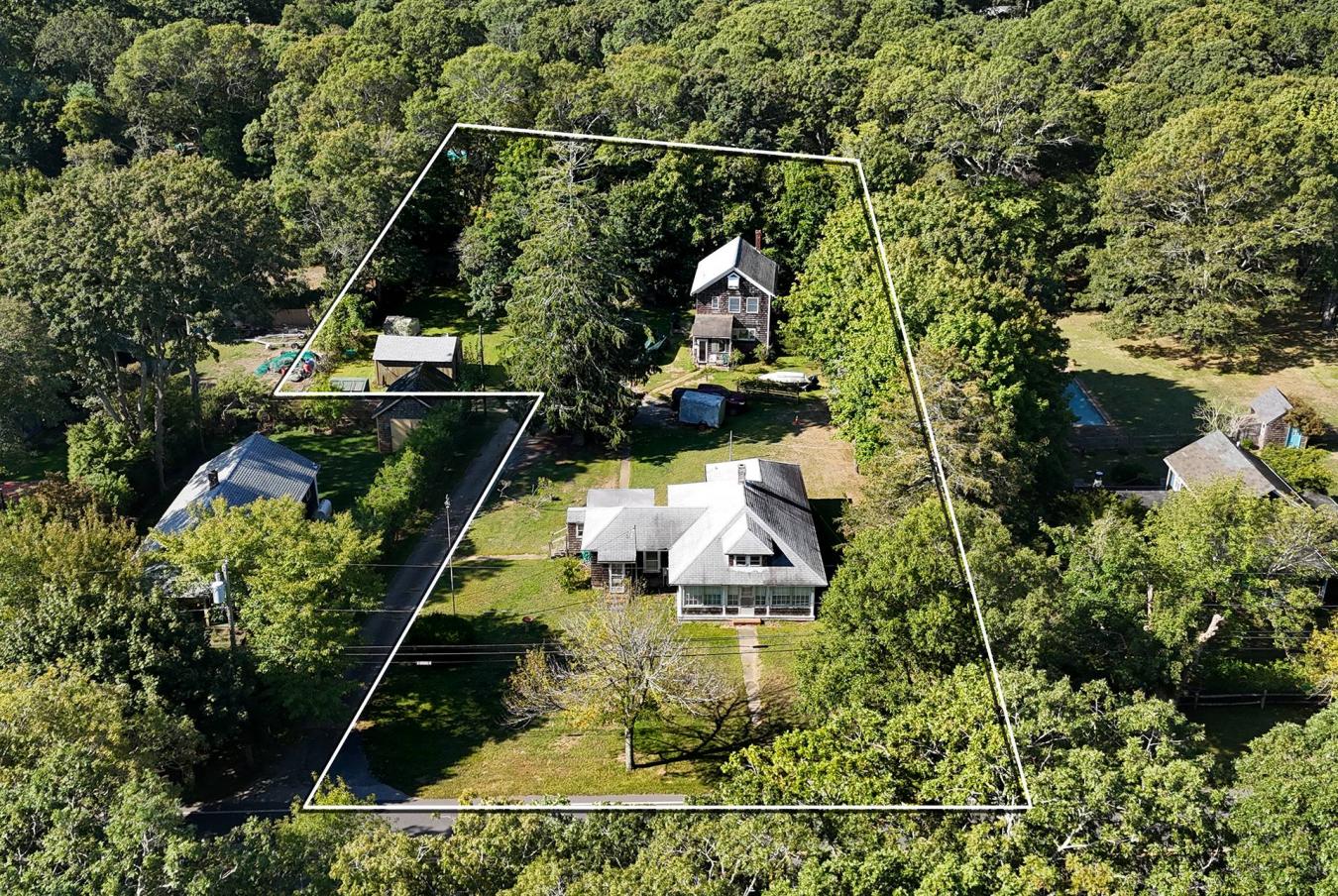 East Hampton, New York, 11930, United States, 6 Bedrooms Bedrooms, ,2 BathroomsBathrooms,Residential,For Sale,1952356