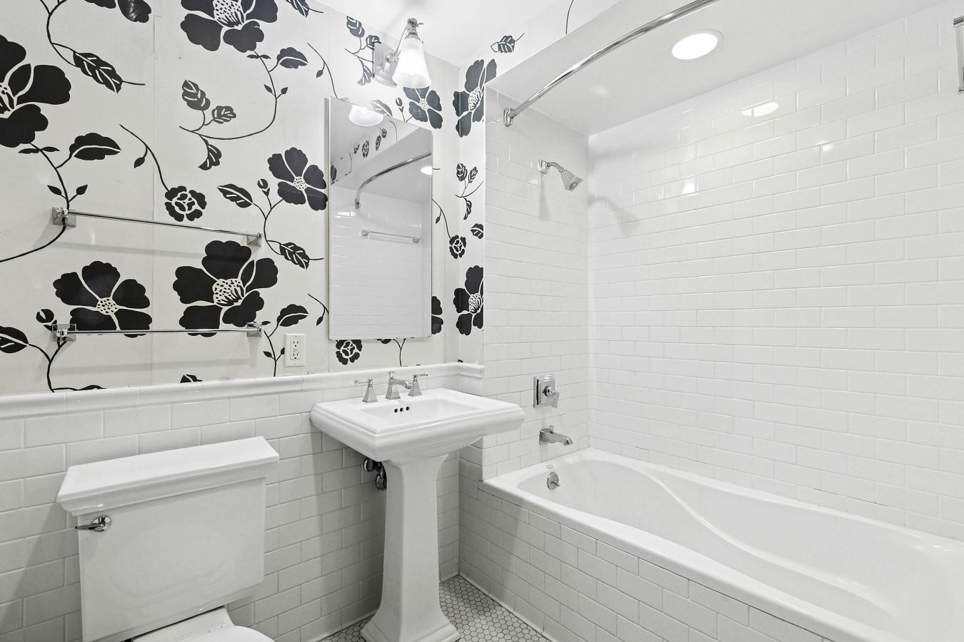 Harlem, New York, 10026, United States, 3 Bedrooms Bedrooms, ,2 BathroomsBathrooms,Residential,For Sale,1964663
