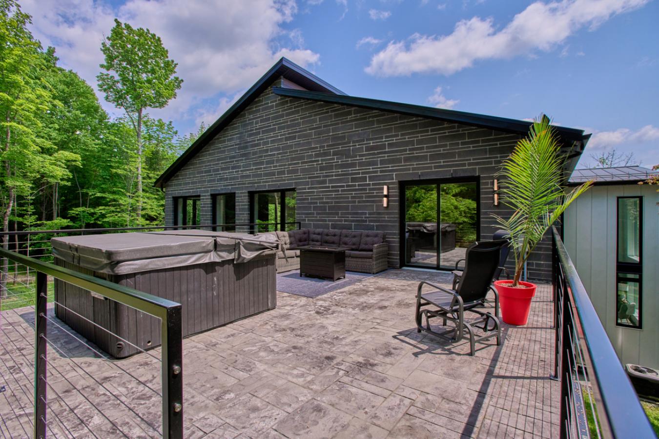 Ascot Corner, QC, J0B1A0, Canada, 4 Bedrooms Bedrooms, ,3 BathroomsBathrooms,Residential,For Sale,1952554