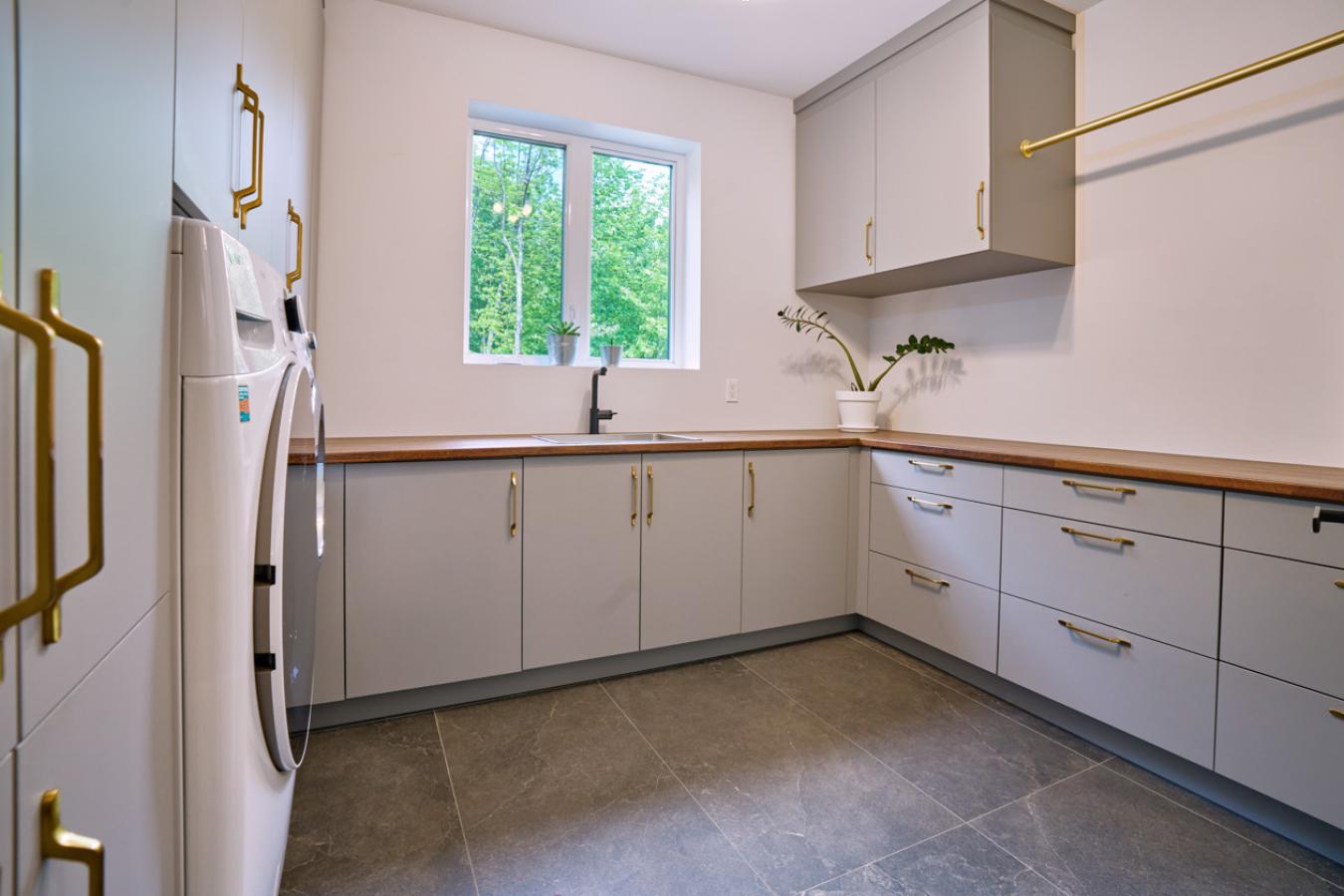 Ascot Corner, QC, J0B1A0, Canada, 4 Bedrooms Bedrooms, ,3 BathroomsBathrooms,Residential,For Sale,1952554