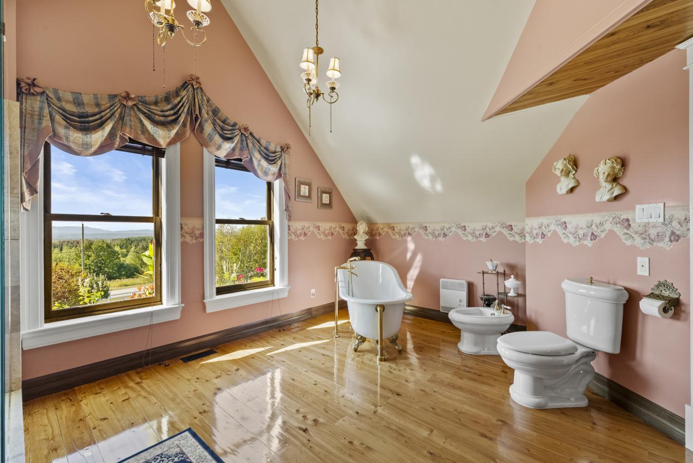 Sherbrooke, QC, J1N 0E4, Canada, 6 Bedrooms Bedrooms, ,3 BathroomsBathrooms,Residential,For Sale,1952555