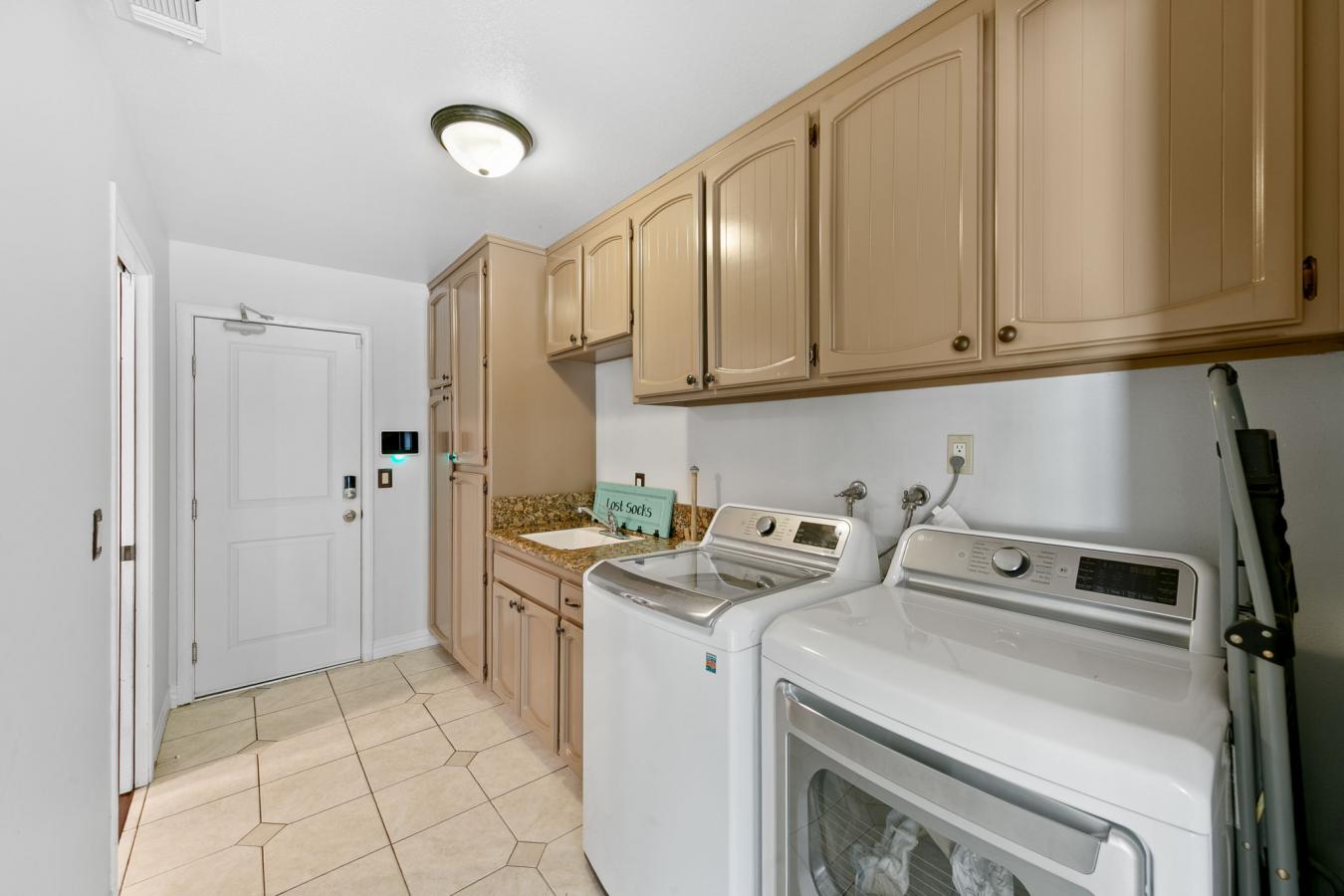 Citrus Heights, Sacramento, 95621, United States, 5 Bedrooms Bedrooms, ,4 BathroomsBathrooms,Residential,For Sale,1952551