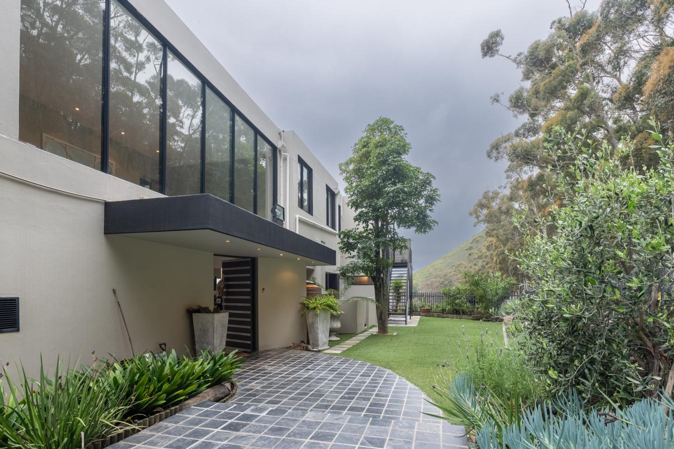 Cape Town, Fresnaye, South Africa, 5 Bedrooms Bedrooms, ,4 BathroomsBathrooms,Residential,For Sale,1952539