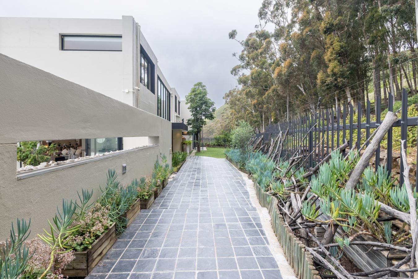 Cape Town, Fresnaye, South Africa, 5 Bedrooms Bedrooms, ,4 BathroomsBathrooms,Residential,For Sale,1952539