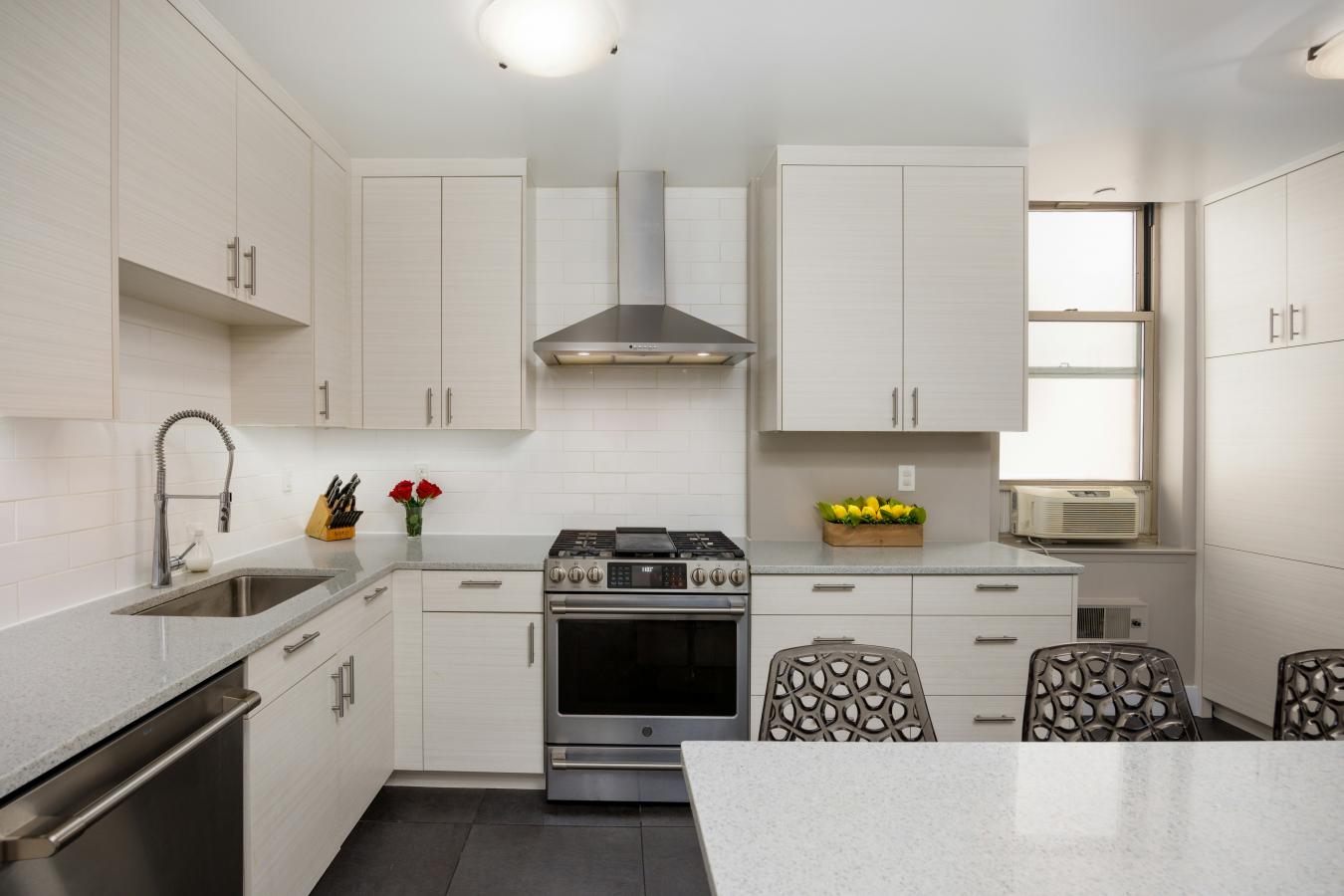 New York, New York, 10024, United States, 5 Bedrooms Bedrooms, ,4 BathroomsBathrooms,Residential,For Sale,1952961