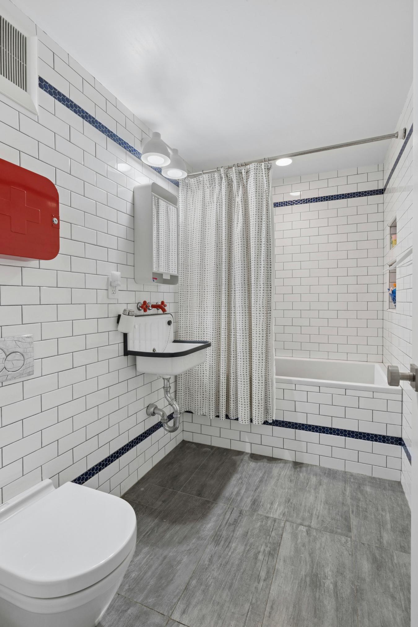 Lower East Side, New York, 10002, United States, 2 Bedrooms Bedrooms, ,2 BathroomsBathrooms,Residential,For Sale,1952953